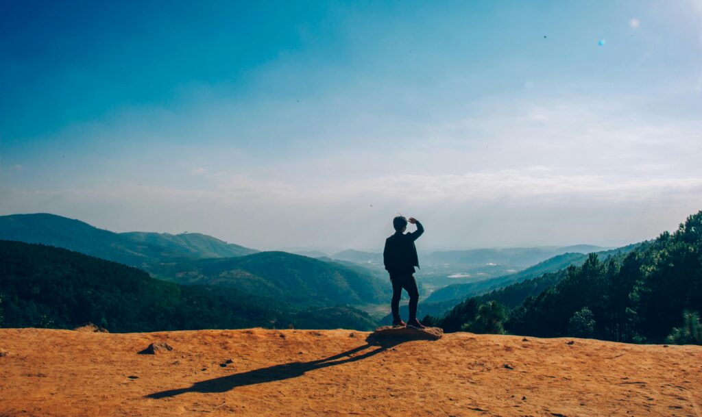 Une vue panoramique au dessus des montagnes