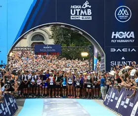 Affiche UTMB Mont-Blanc montrant une carte stylisée des parcours autour du Mont-Blanc, reliefs et villages, avec le logo UTMB et logos partenaires (Hoka, dates et mentions de l’événement).