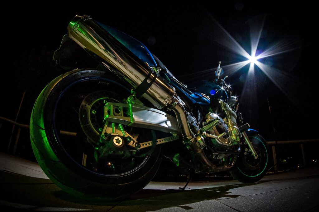 moto dans une pièce sombre en exposition