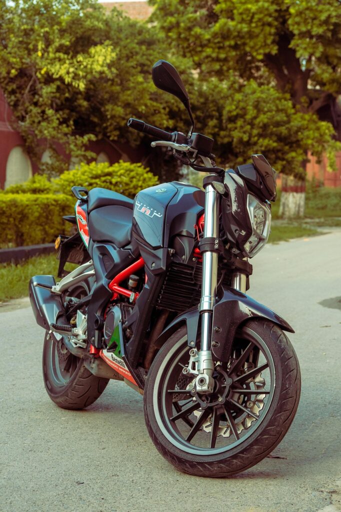 moto de face garée en extérieur