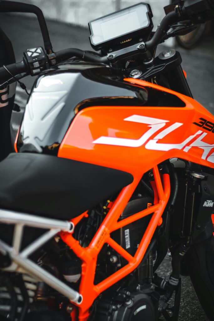 moteur de moto orange noir